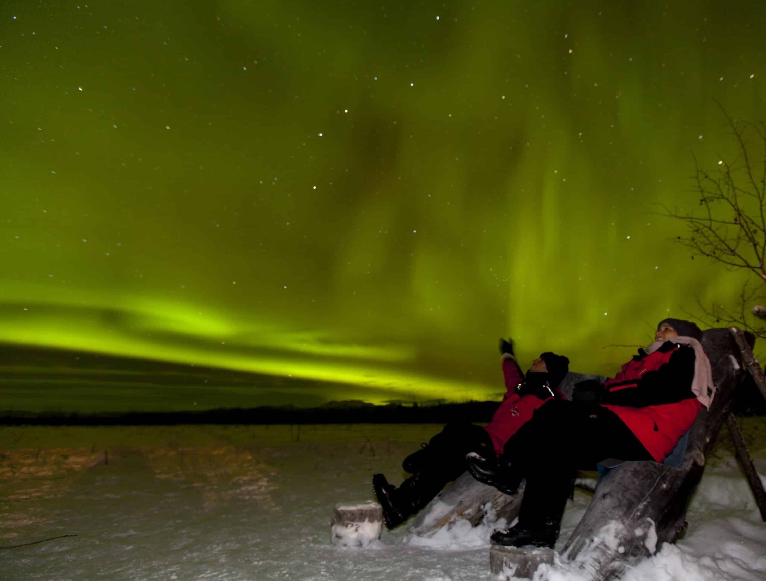 Aurora_Borealis_mensen_Yukon_527855